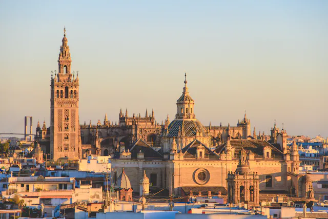 La Giralda y la catedral de Sevilla al atardecer sobre los tejados de la ciudad